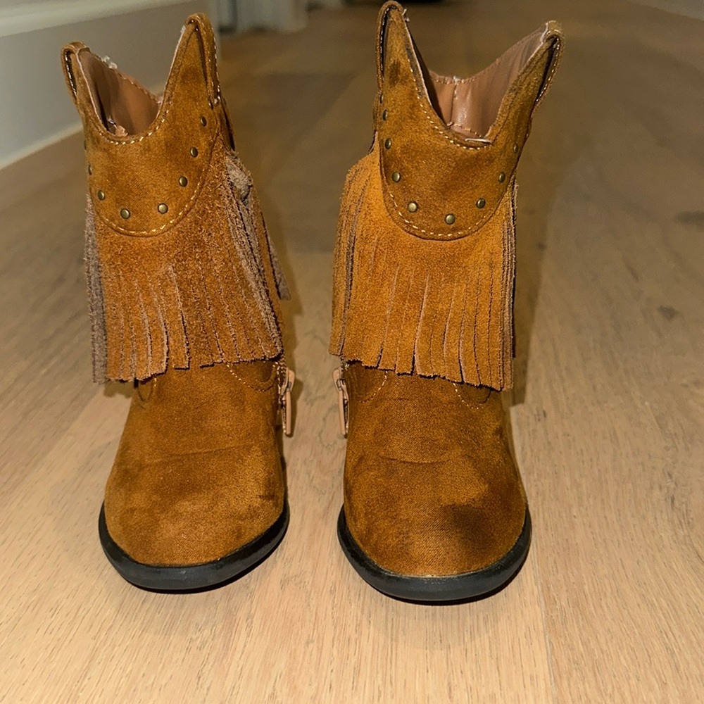 Adorable fringe suede western cowgirl boots - great for Rodeo